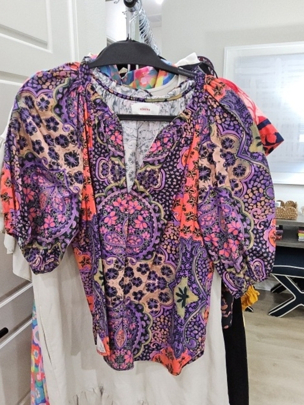XiRENA Multicolor Printed Puff-Sleeve Blouse in Purple and Pink